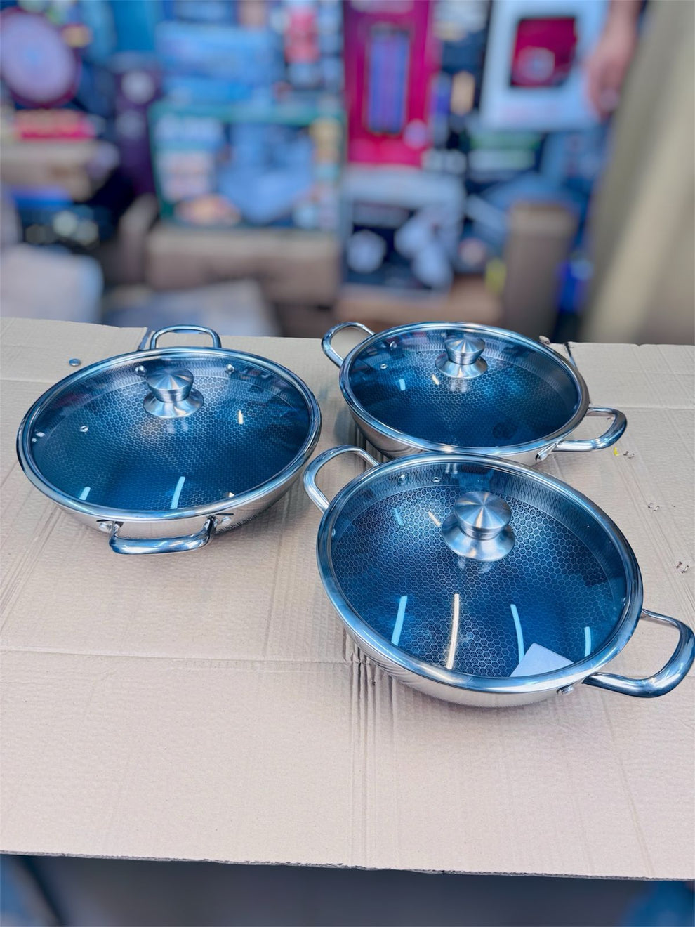 3 pcs Lesser coating honeycond shallow handy size . 26 cm+ 28 cm +30 cm